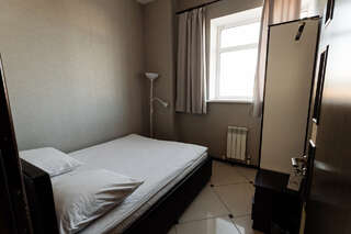 Гостиница Рай Иваново Двухместный номер эконом (Туалет и душ на этаже)-3